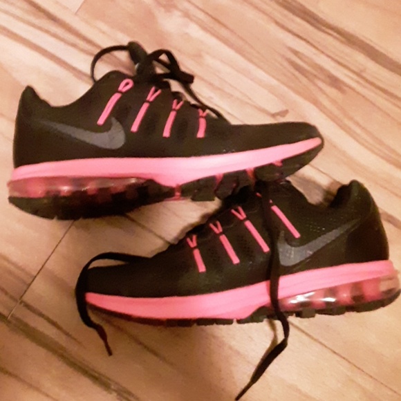 Brand new womens Nike sneakers - Picture 2 of 3